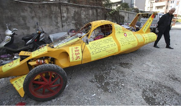 牛人自制三轮跑车怪异造型引人围观