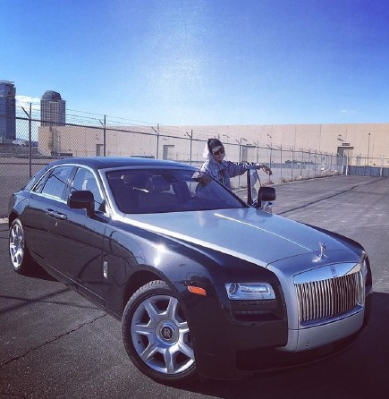 不比王思聪差富二代黄子韬秀豪车