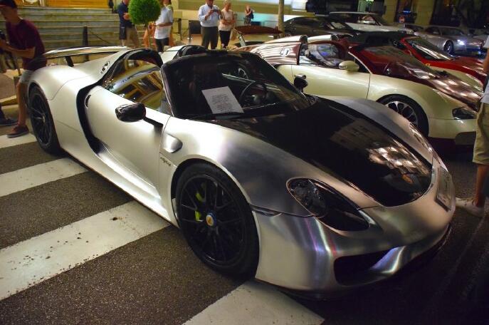 酒吧门前豪车成堆 限量保时捷引人注目