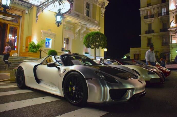 酒吧门前豪车成堆 限量保时捷引人注目