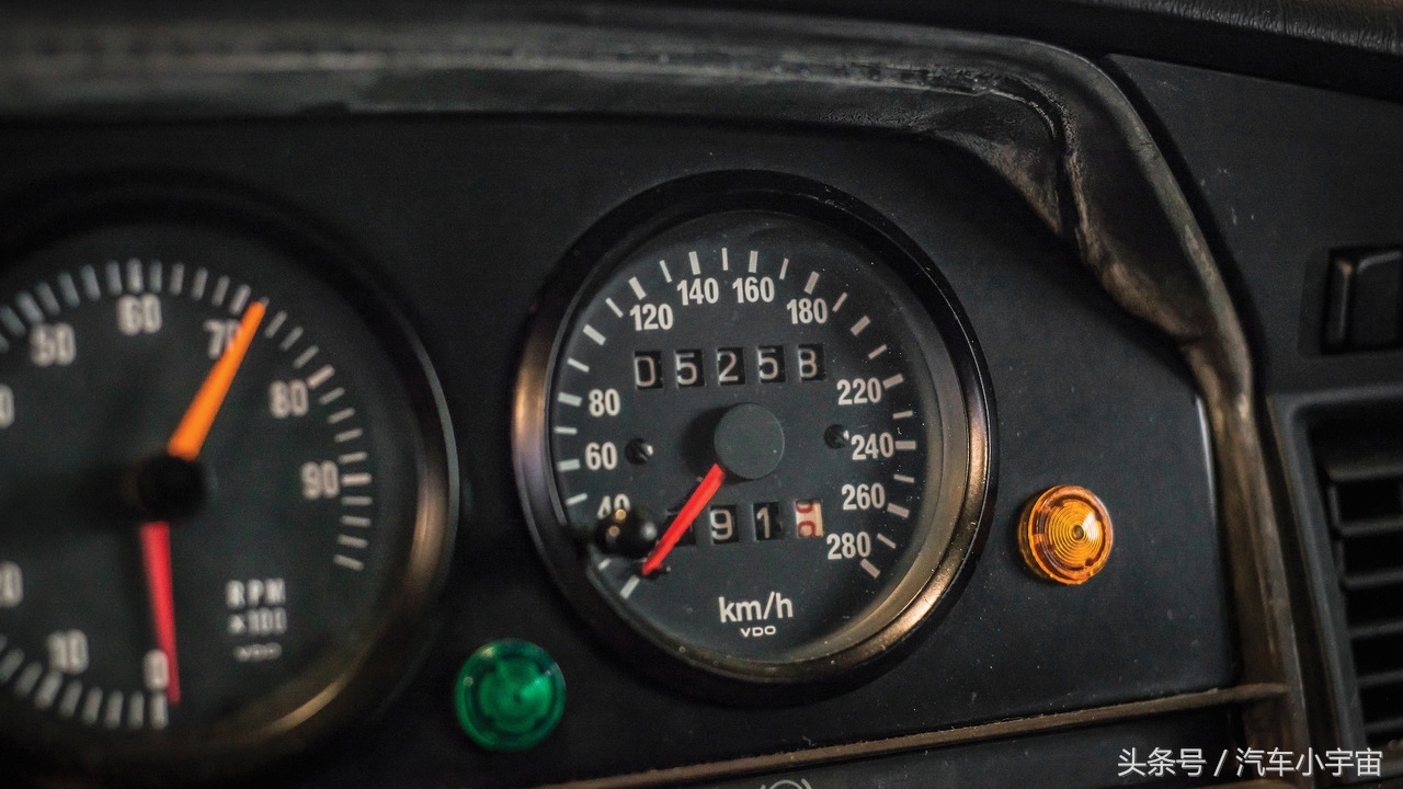 机械仪表搭配漂亮精致的小灯组,里程表读数仅为5000公里,26年还没出