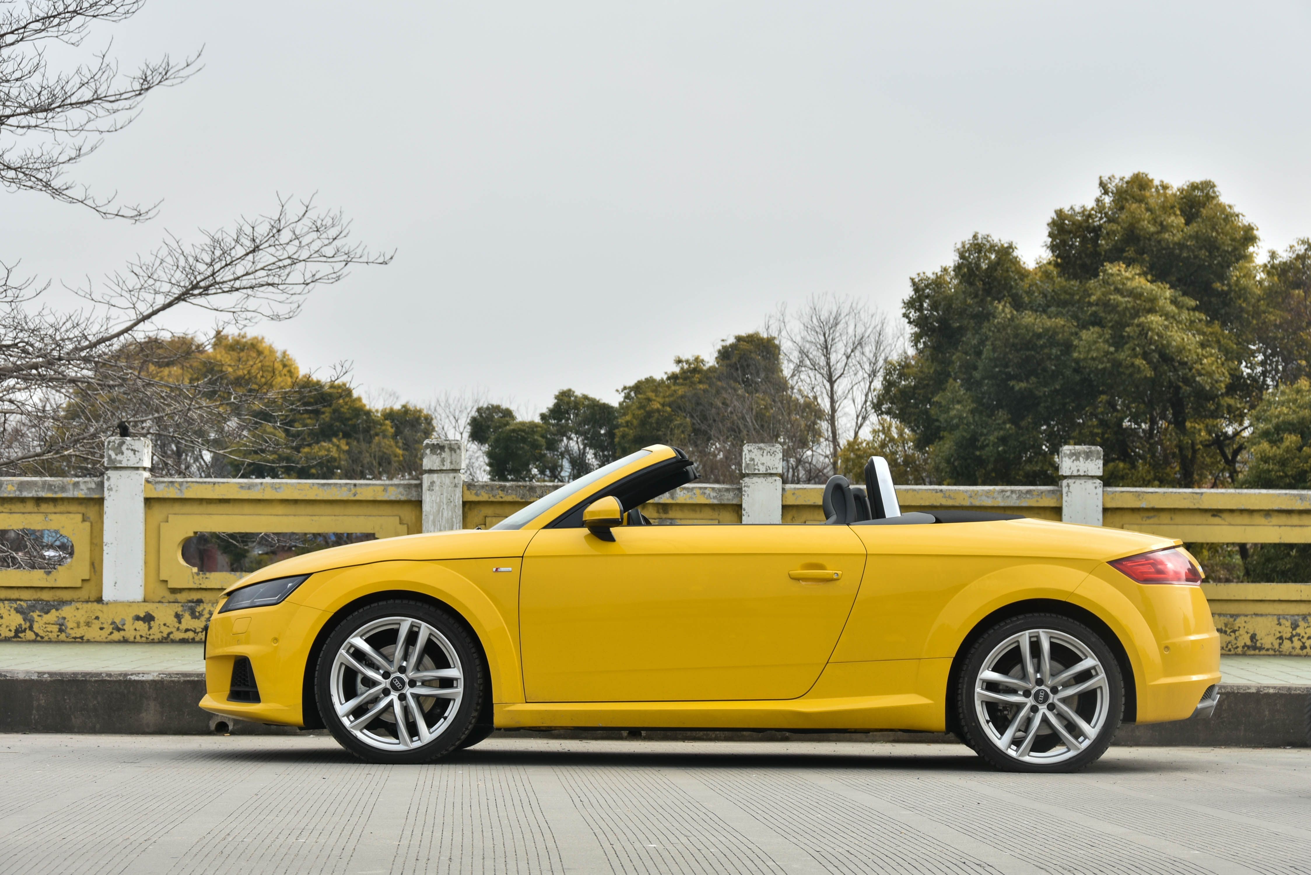 风情的奥迪ttroadster竟然拒绝女人