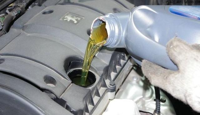 这样加润滑油分分钟搞坏发动机