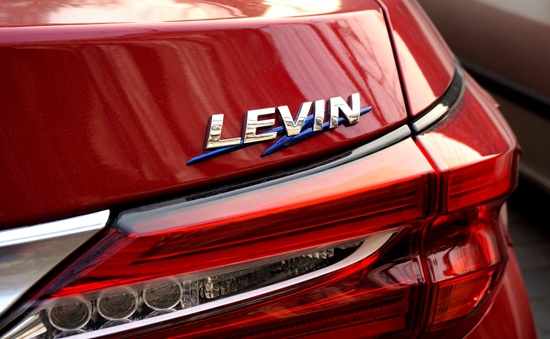 奥迪a8和丰田雷凌的后排,到底哪个舒服?