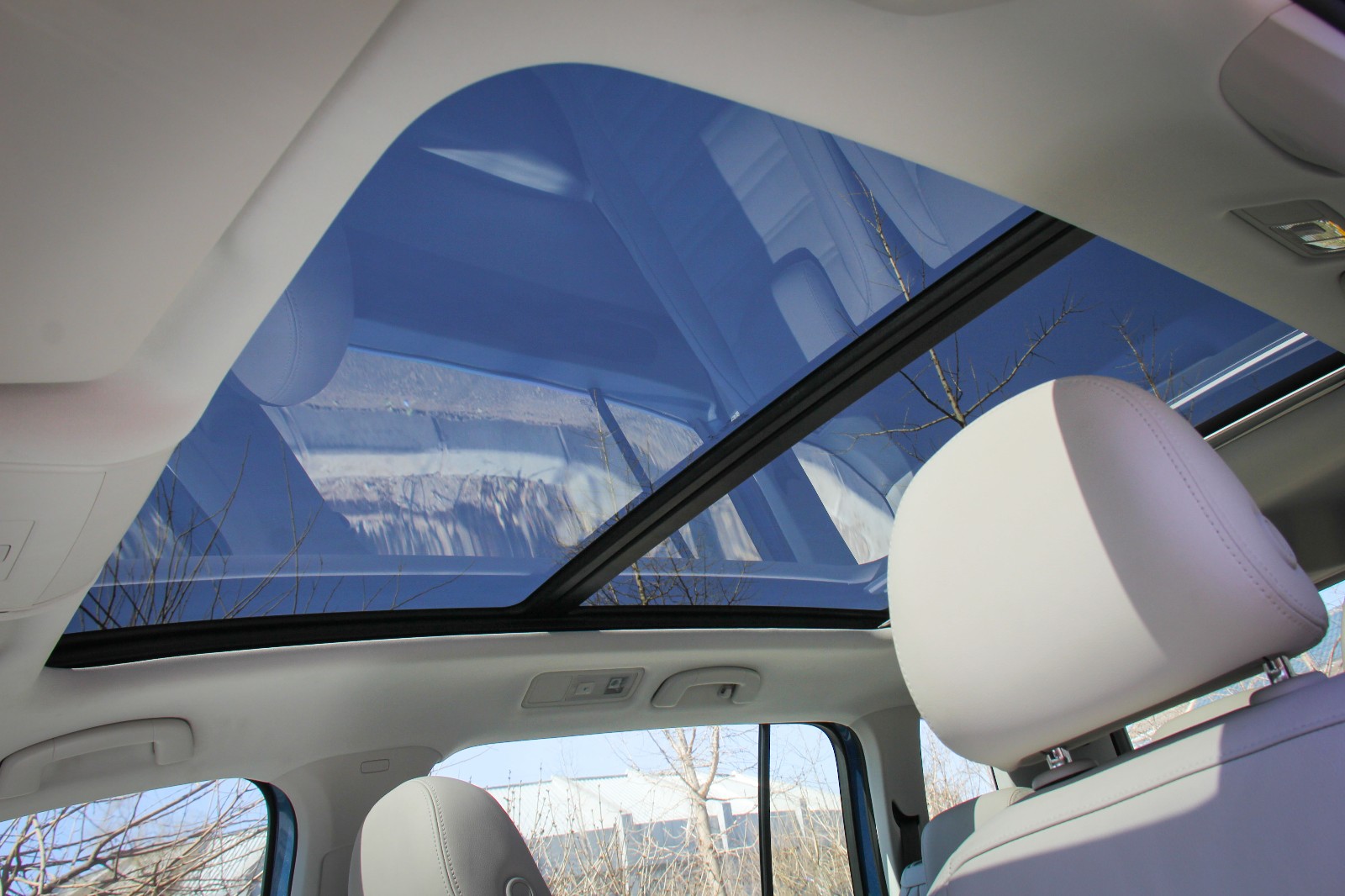 哦对,全景天窗,很大,很敞亮,作为奥德赛车主好生羡慕!