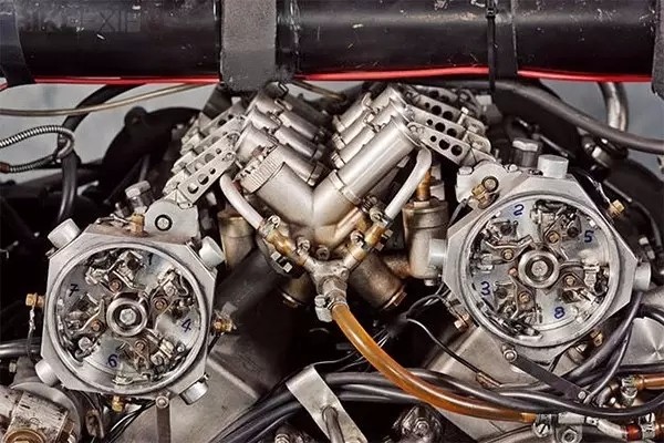 guzzi v8使用一台排量500cc的四冲程水冷v8发动机,采用双顶置凸轮轴