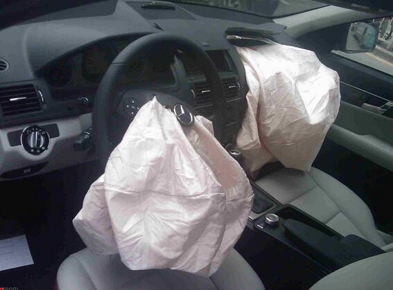 安全气囊爆炸的威力有多大人都能崩飞了