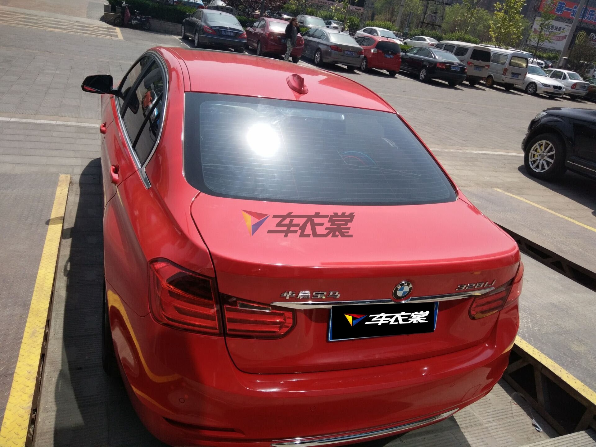 【图文】人气烈马 宝马328li亮光暗红车身改色贴膜_新闻中心_汽车产经