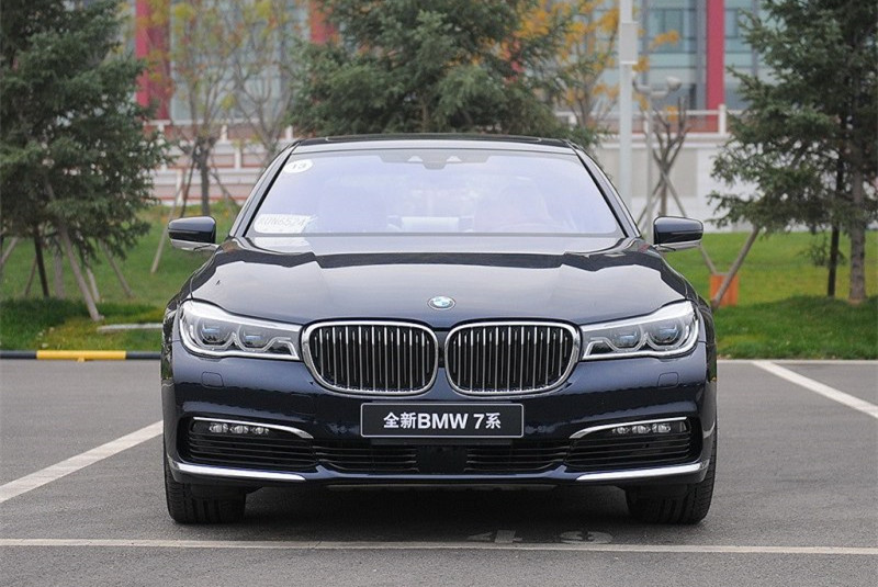 bmwl7是宝马公司在收购劳斯莱斯之后推出的第一台宝马品牌限量定制超
