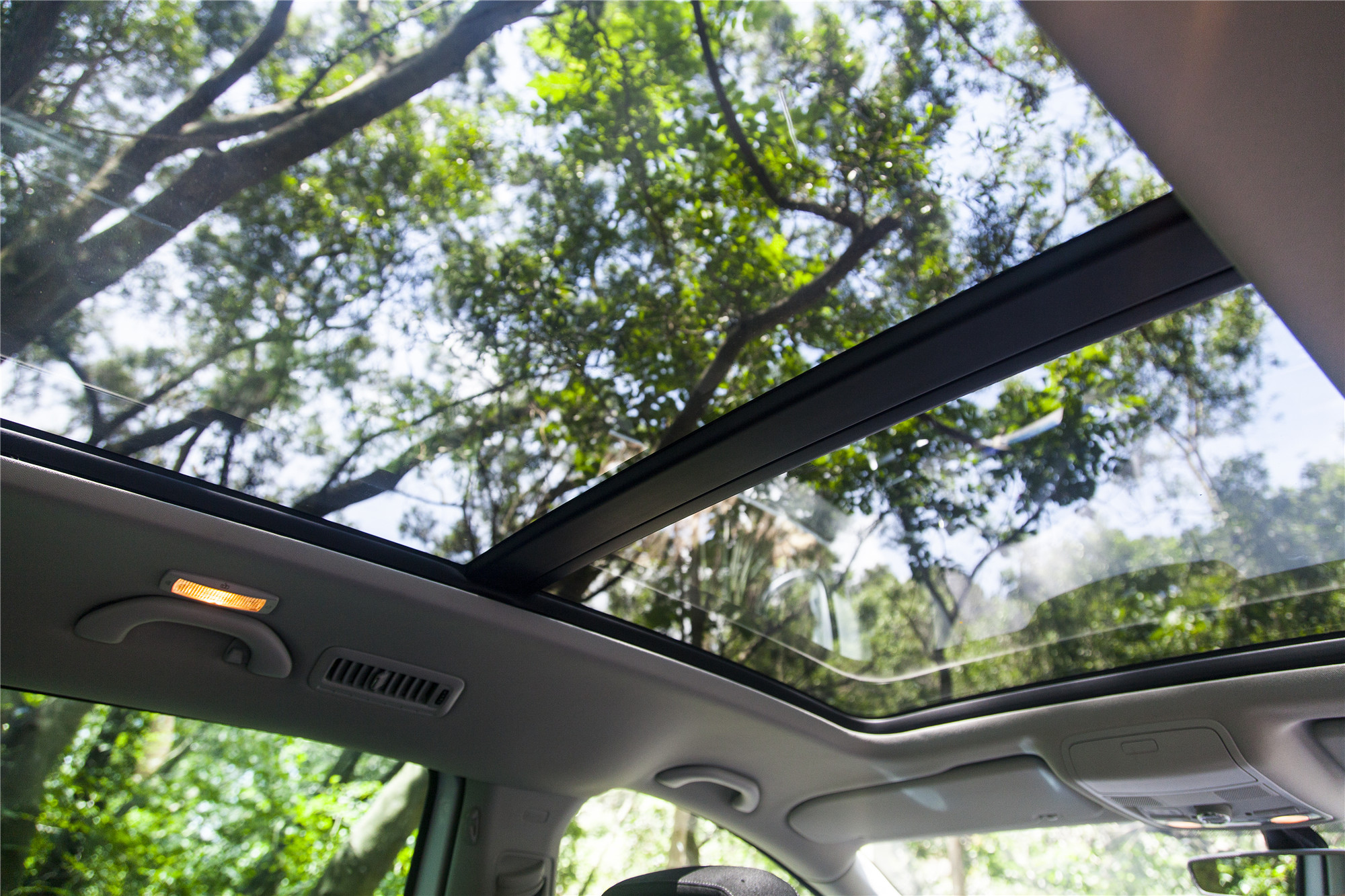 全系标配全景天窗,使得车厢内有更好的采光,能让孩子有更愉悦的