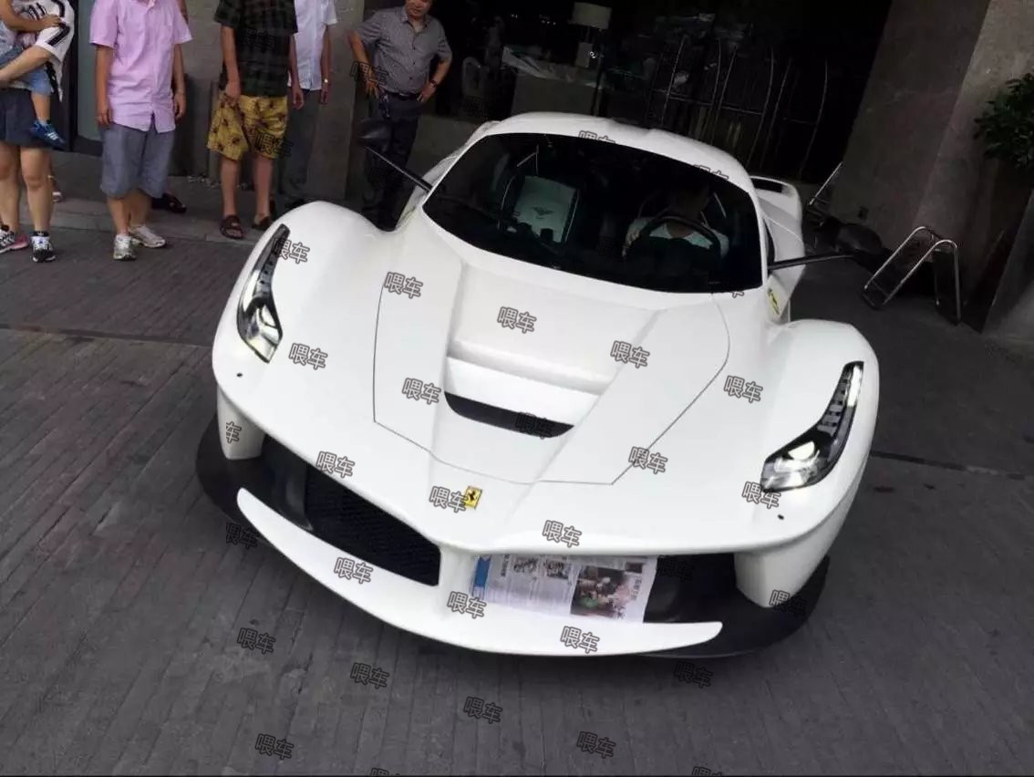 出门轻松半个亿,高速偶遇重庆"精彩哥"布加迪