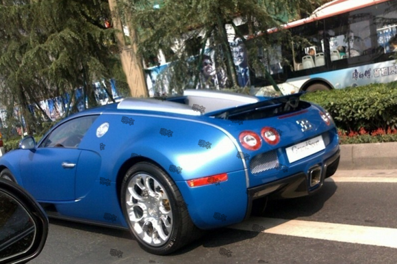 出门轻松半个亿,高速偶遇重庆"精彩哥"布加迪