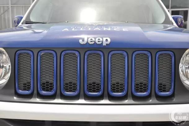 jeep品牌标志性的七孔进气格栅.