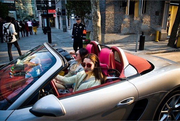 富人选购豪车仅仅只为面子和炫耀?