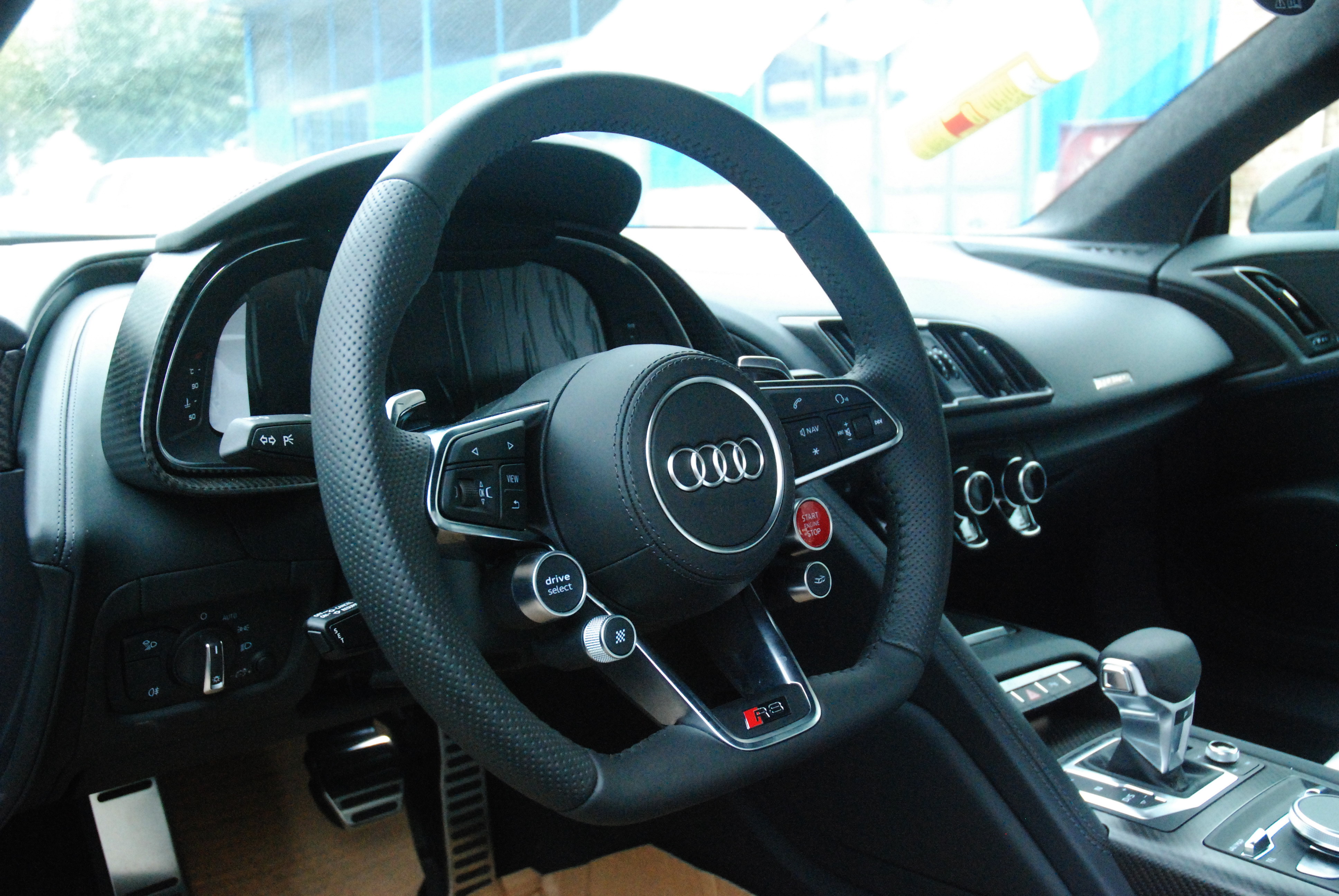 性能数据媲美小牛 实拍奥迪r8v10