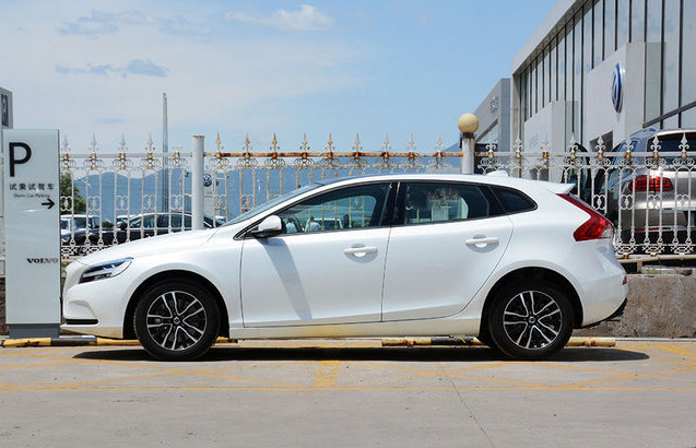 品车和高颜值小钢炮沃尔沃v40的一天