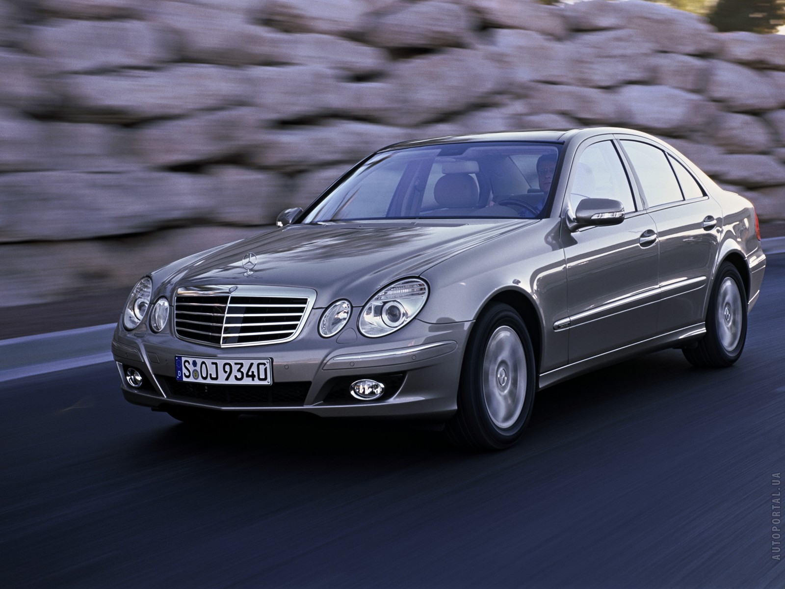 时间一下来到了90年代,双圆灯设计的全新奔驰e级的亮相引起全世界的一