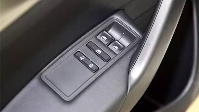 手动调节后视镜