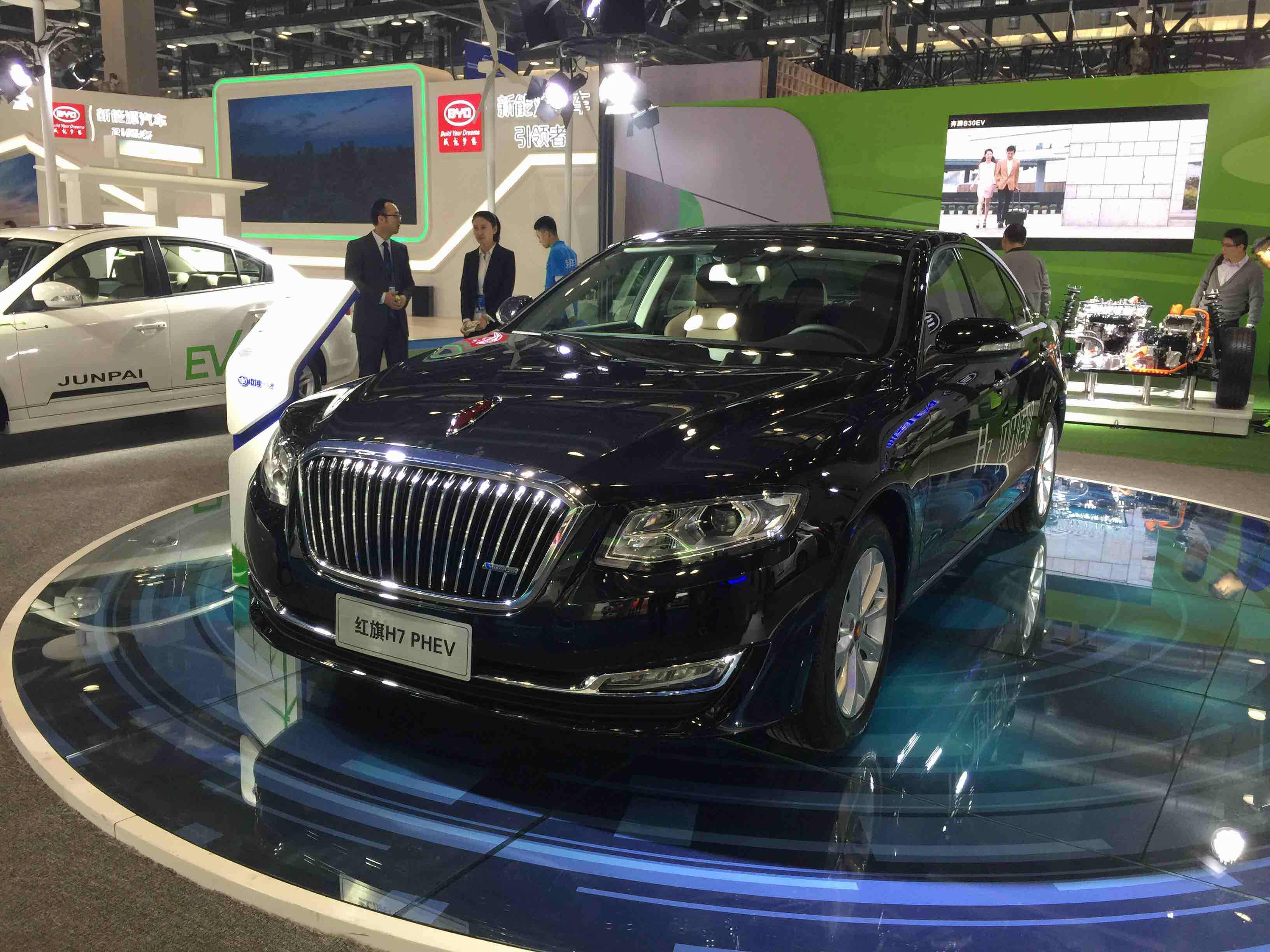 国产豪华座驾红旗h7phev亮相新能源展