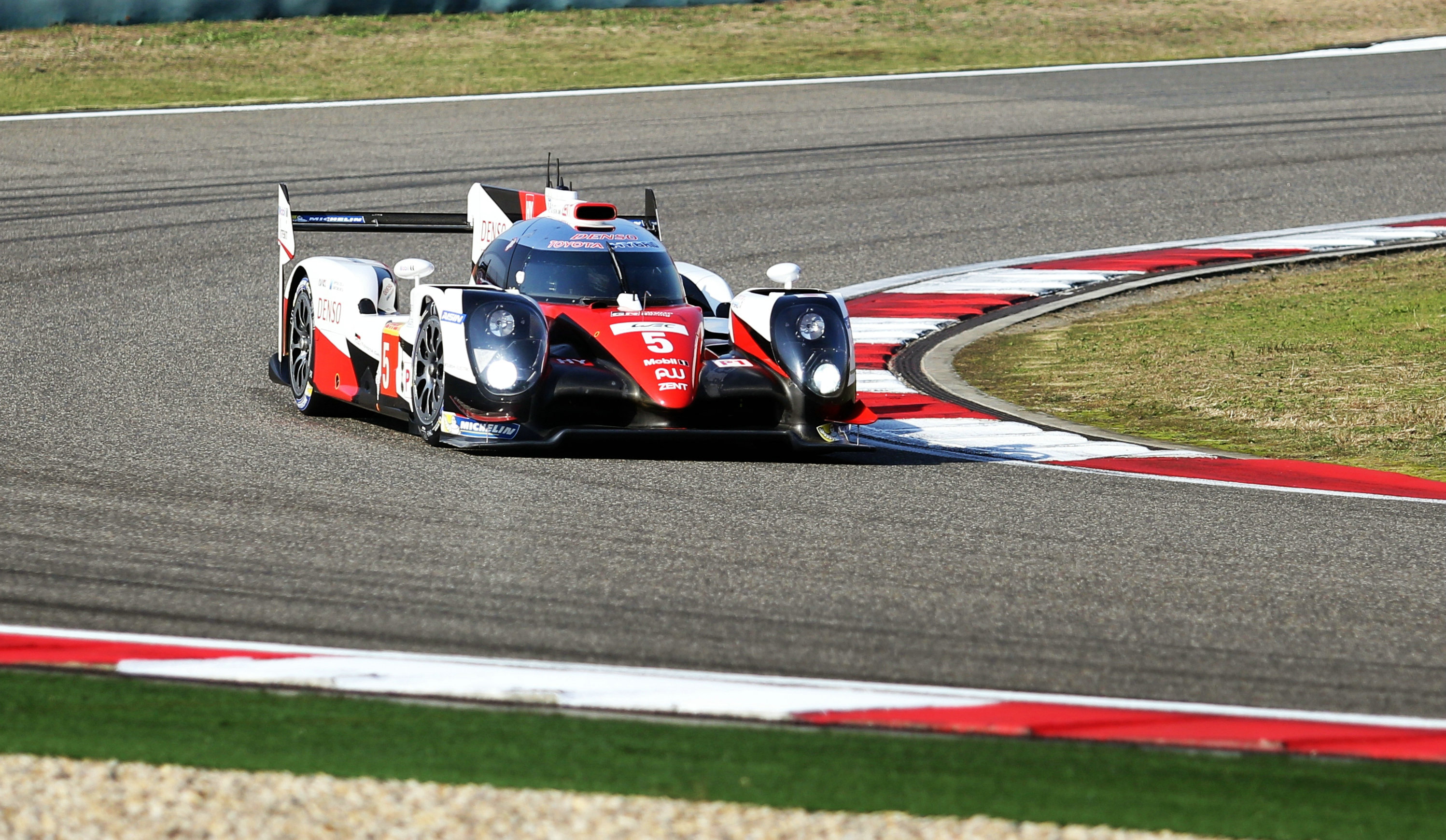   5号丰田赛车过弯瞬间