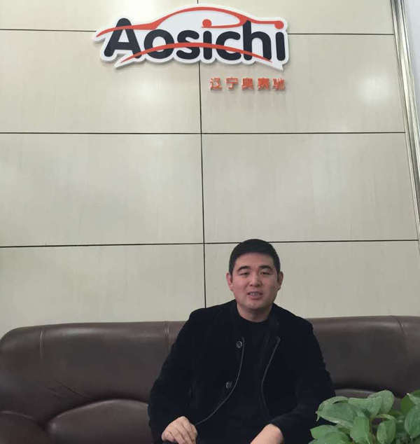 在当地汽车圈也杀出了自己的天地,他们说这是个年轻的老板,也正是因为