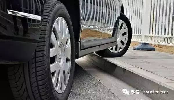 中国城市中停车,经常需要把车开上高低不等的"马路牙子"