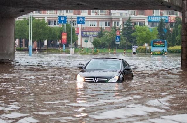 开车在水里熄火了,真的不能二次打火吗?