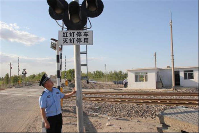 凡遇到道口栏杆关闭,音响器发出报警,道口信号显示红灯或道口管理