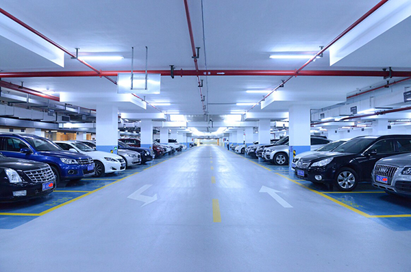 你知道如何正确地将车停进地下车库吗?