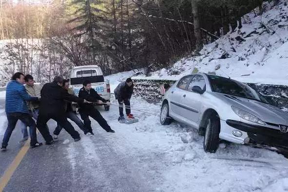 轻柔转向,冰雪路面急打方向,车辆很容易失控侧滑造成事故,所以一定要