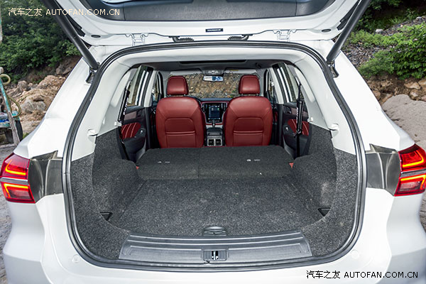 博越后备箱整体很方正,缺点是容积在suv车型中算是小的,而且地板