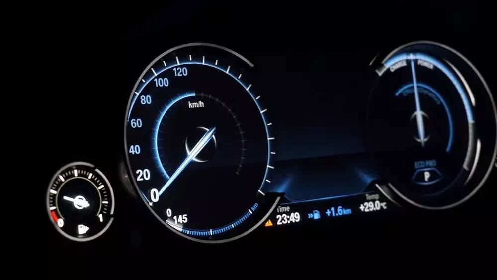 为什么bmw坚持橙红色仪表盘灯光?