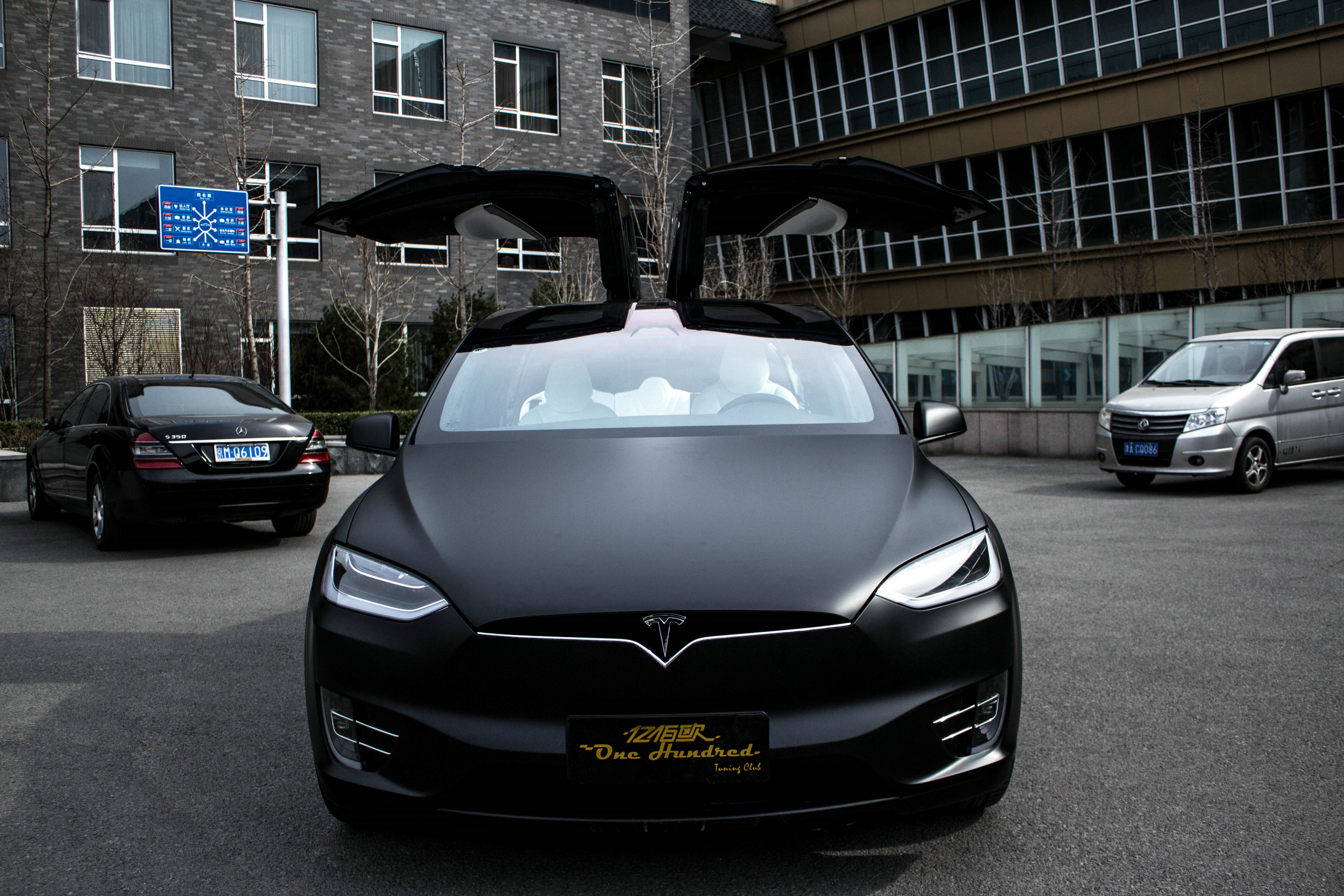 哑光黑特斯拉是不是比红色骚气