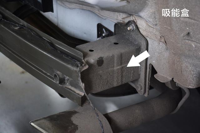 后防撞梁也是通过螺栓与车身连接的,后防撞钢梁的屈服强度也是340兆帕