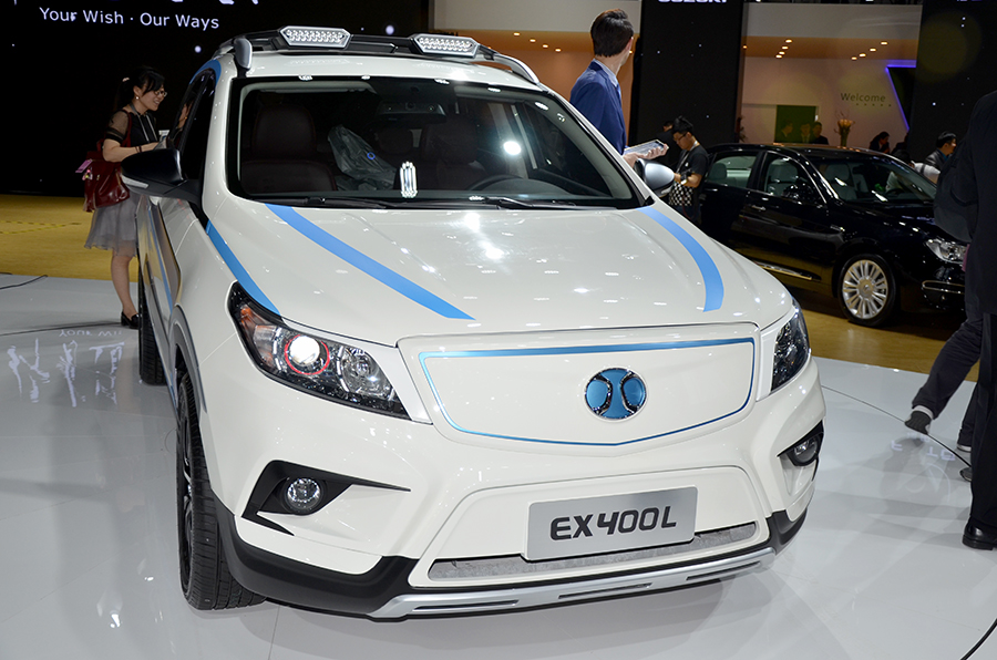 该车在外观方面与之前北汽新能源车型系列有不小的差异,采用蓝白双色