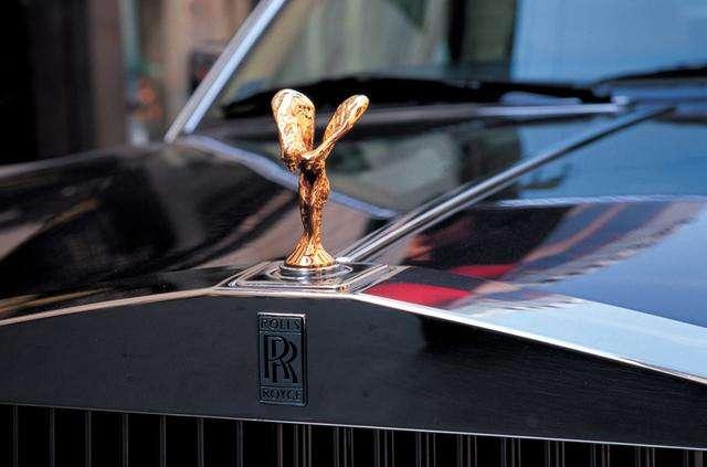作为美丽,优雅和玲珑化身的欢庆女神,百年来始终屹立于劳斯莱斯车头