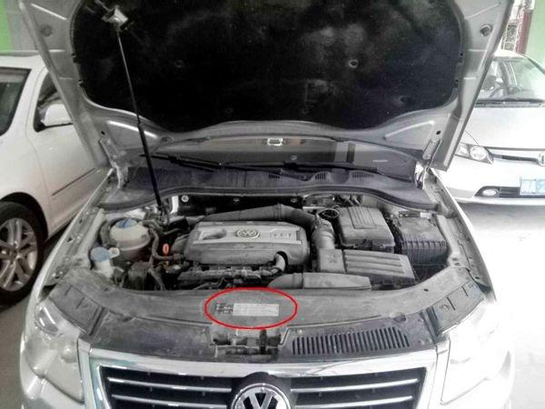 水箱框架的原厂标签还在,至少有90%可能车辆正前方没有发过生重大事故