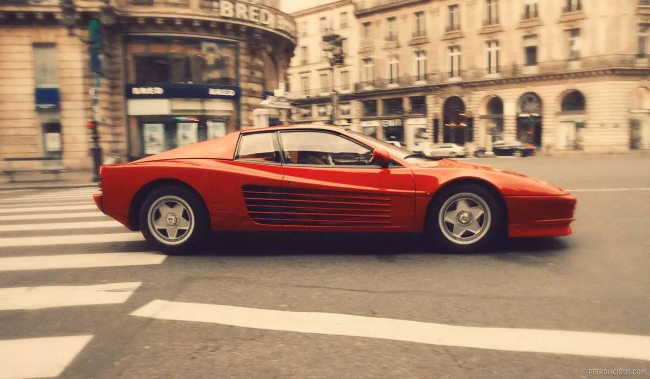 "骚红"豪车一出现,千军万马来相见