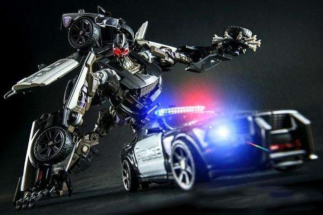 路障:路障(barricade)是霸天虎中的猎手和侦察兵,化身成警车的外形