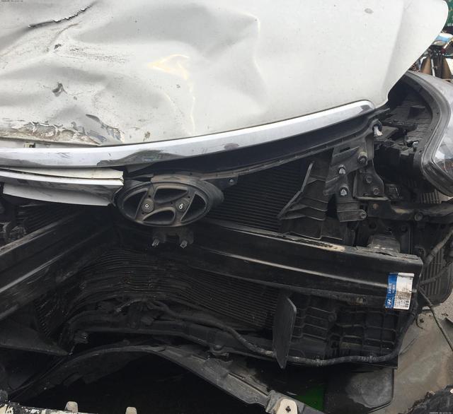 韩系车又来搞事情,车辆正面撞击成这样气囊都未弹出