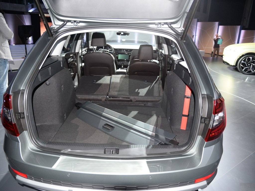 作为旅行车,如果后备箱空间这个最大的卖点不突出的话,那势必就尴尬了
