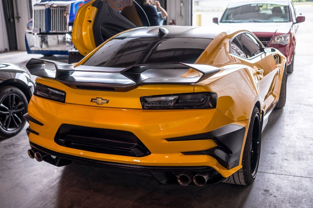 然而《变形金刚5》当然是选择了科迈罗ss,也就是super sprot版本,相比