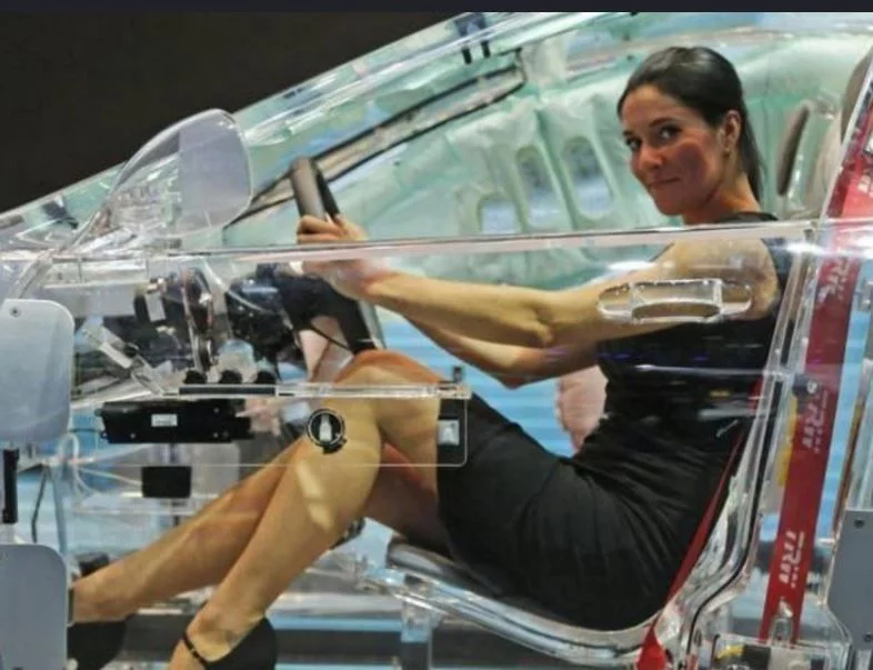 全透明汽车问世,女司机再也不敢穿裙子开车了