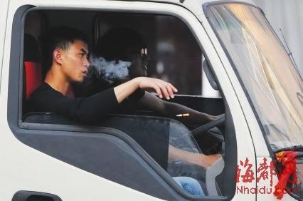 實際上經常開車的人大部分不習慣放左手出去,這樣的話會佔用右手.