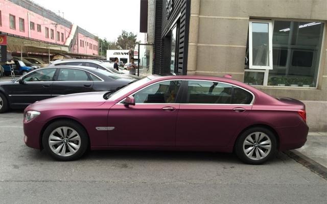 宝马730li电光金属酱紫车身改色尊贵典雅