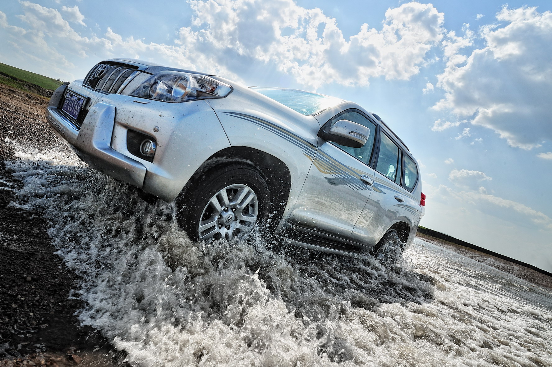 53万元一汽丰田 普拉多合资篇前段时间,麻哥因公恰好行驶在318国道上