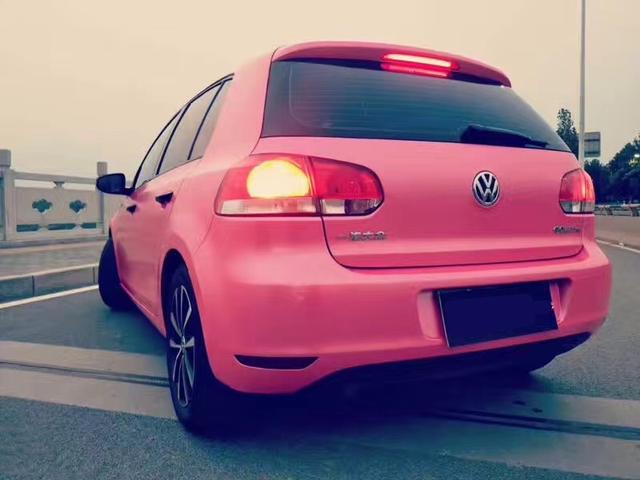 大众高尔夫电光公主嫩粉车身改色贴膜效果图