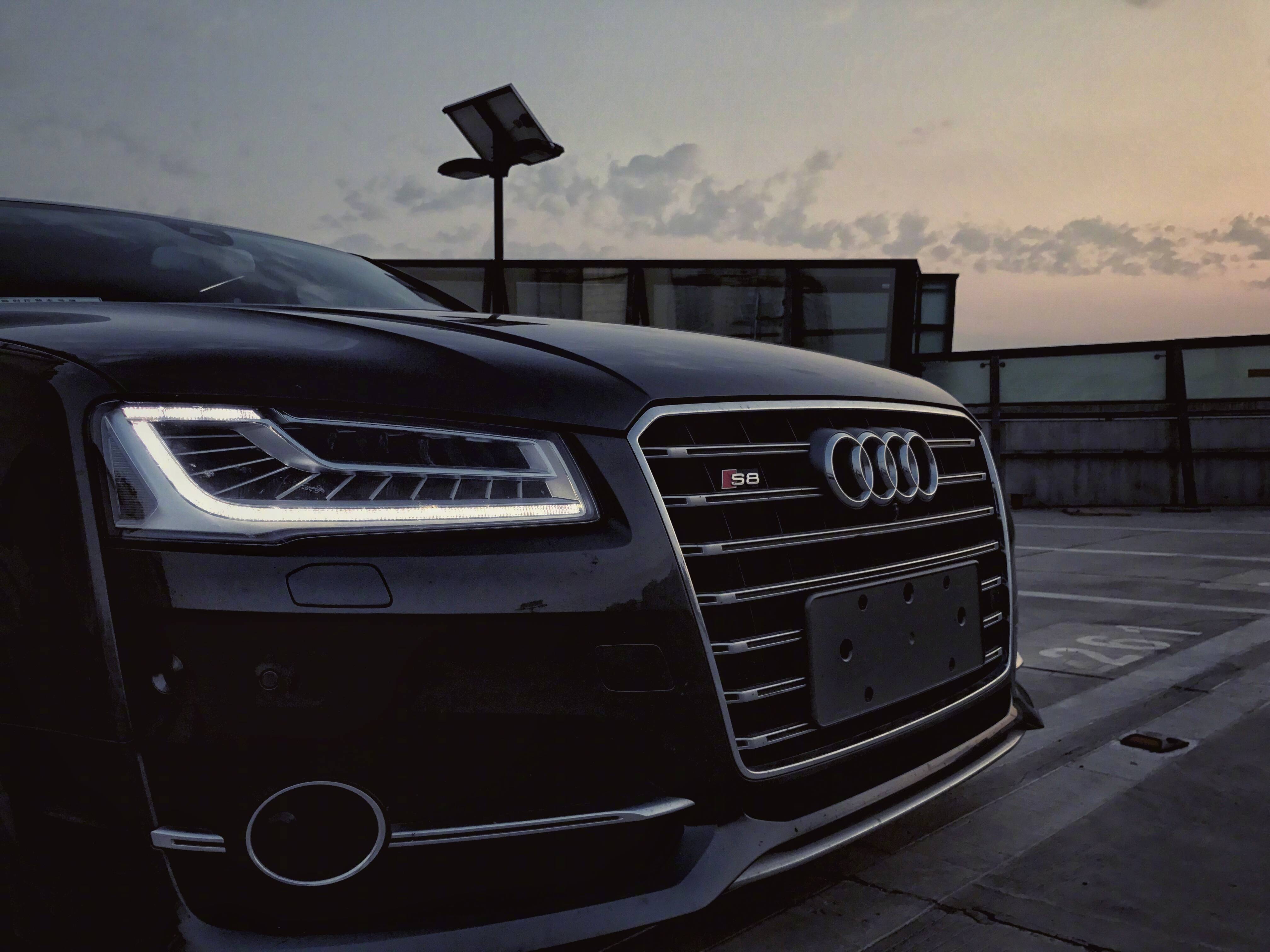 夕阳下的奥迪s8