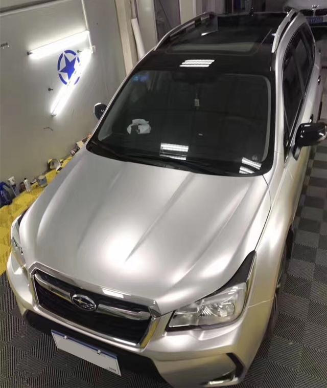 斯巴鲁电光金属银车身改色贴膜效果图 银色战衣