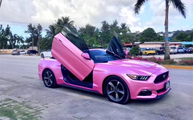 福特野马粉色跑车图片